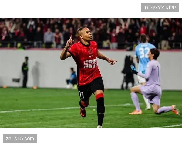 暖心一幕：小球童不慎滑倒，客队球员主动上前搀扶并赠送球衣